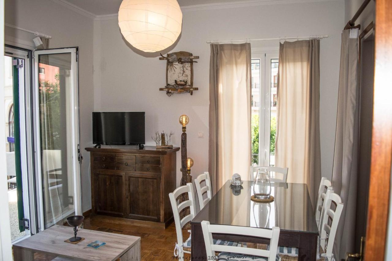 Apartment Platyforos, In Of *